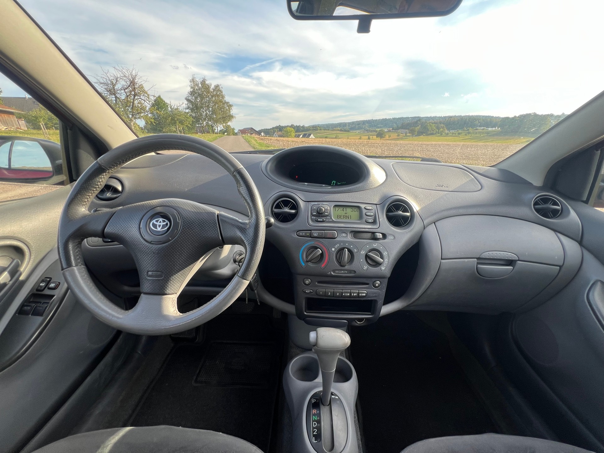 TOYOTA Yaris 1.3 Linea Sol-image-11