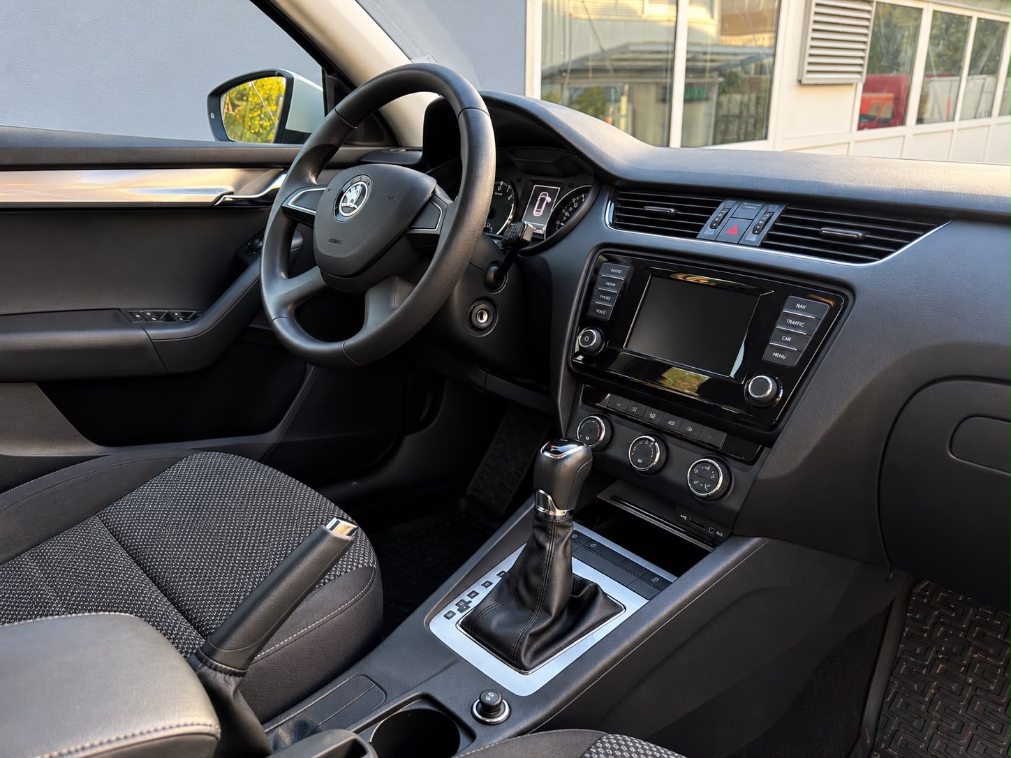 SKODA Octavia Combi 1.6 TDI Elegance 4x4-image-13