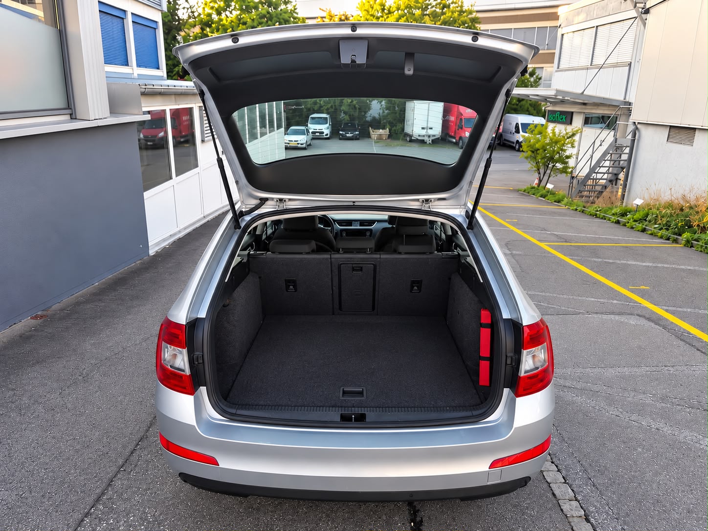 SKODA Octavia Combi 1.6 TDI Elegance 4x4-image-8