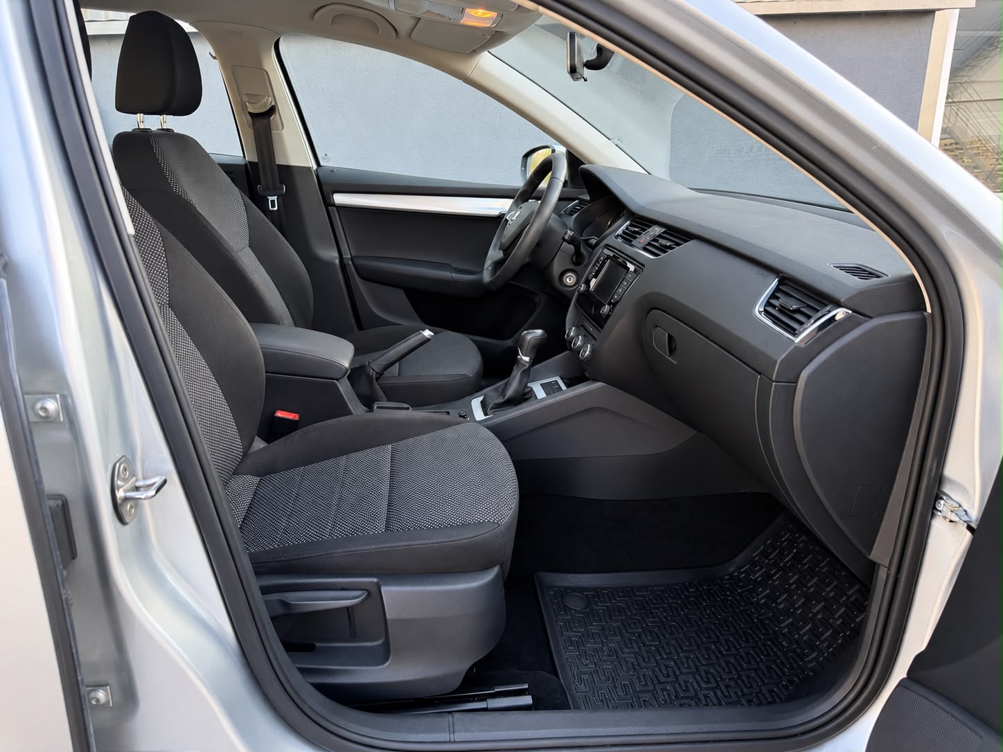 SKODA Octavia Combi 1.6 TDI Elegance 4x4-image-17