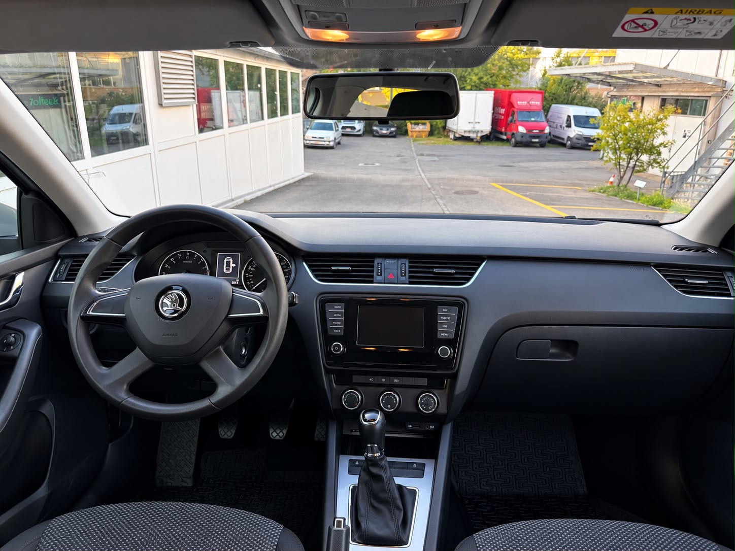 SKODA Octavia Combi 1.6 TDI Elegance 4x4-image-9