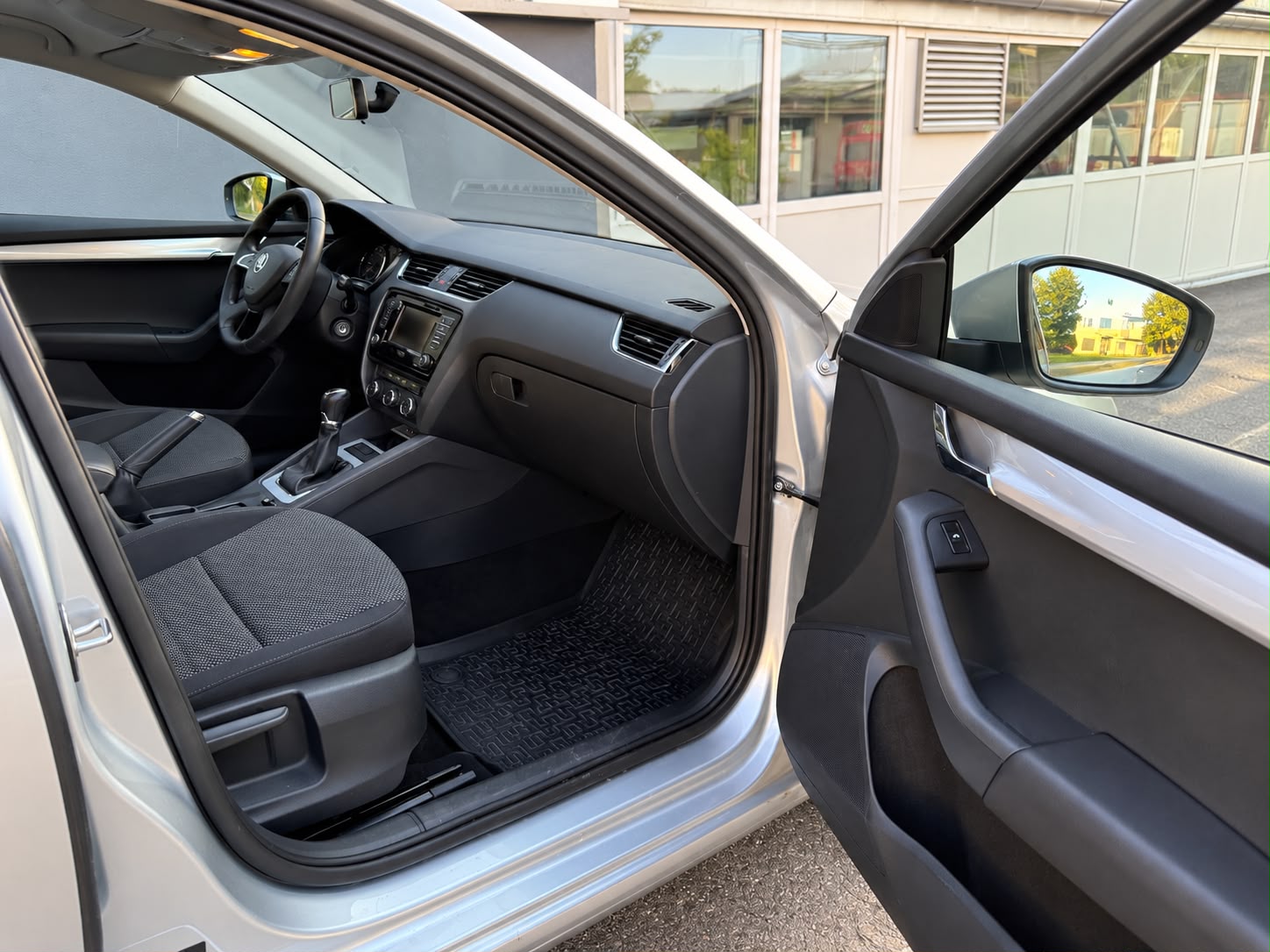 SKODA Octavia Combi 1.6 TDI Elegance 4x4-image-16