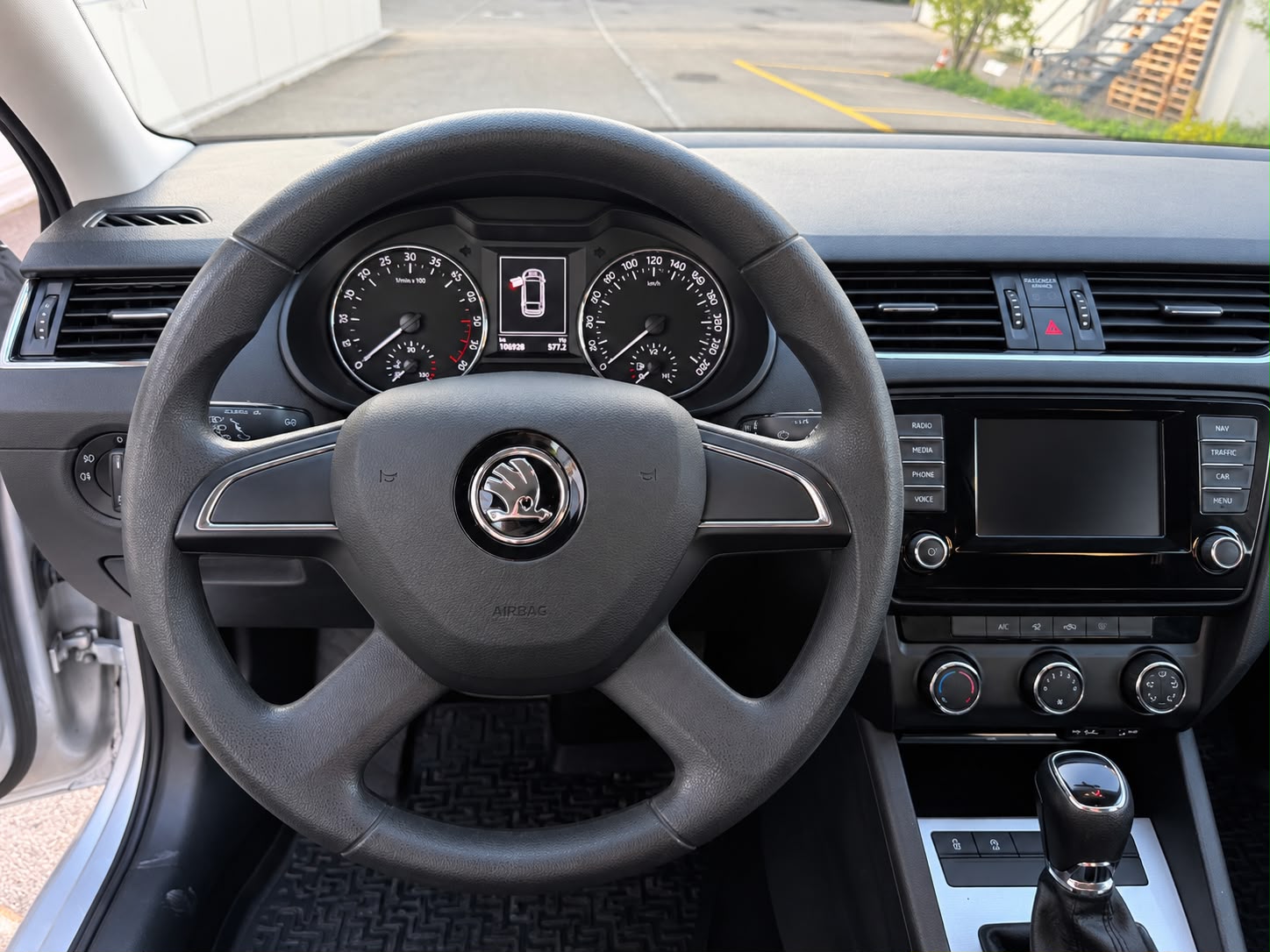SKODA Octavia Combi 1.6 TDI Elegance 4x4-image-10