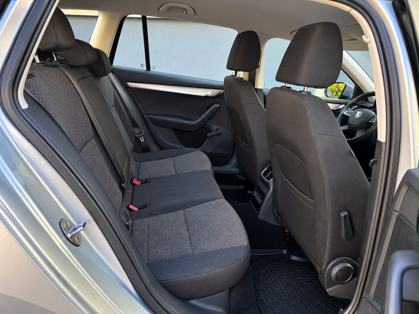 SKODA Octavia Combi 1.6 TDI Elegance 4x4-image-21