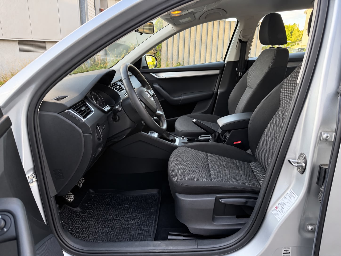 SKODA Octavia Combi 1.6 TDI Elegance 4x4-image-15