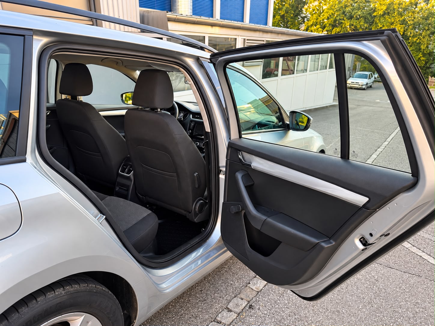 SKODA Octavia Combi 1.6 TDI Elegance 4x4-image-20