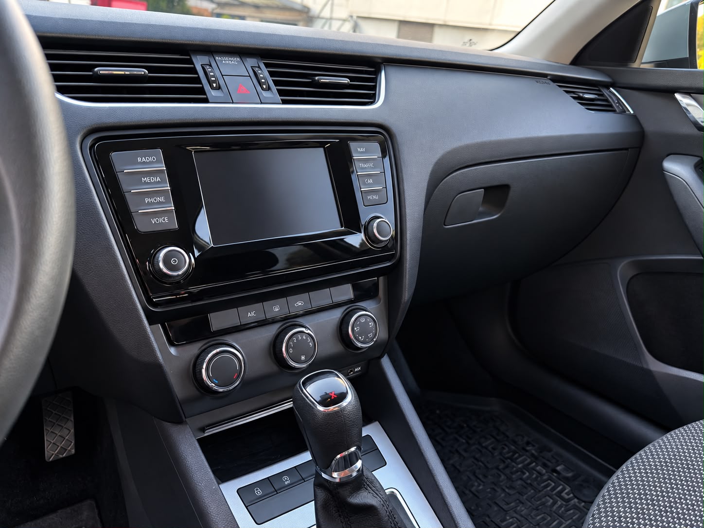 SKODA Octavia Combi 1.6 TDI Elegance 4x4-image-12