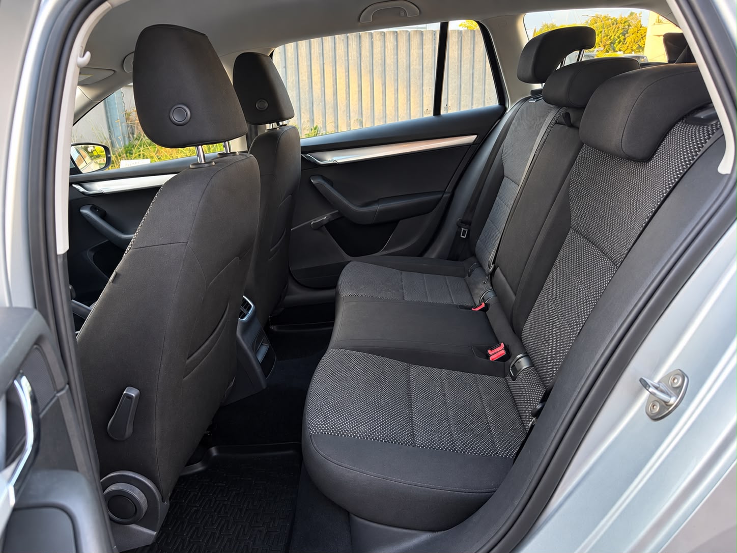 SKODA Octavia Combi 1.6 TDI Elegance 4x4-image-19