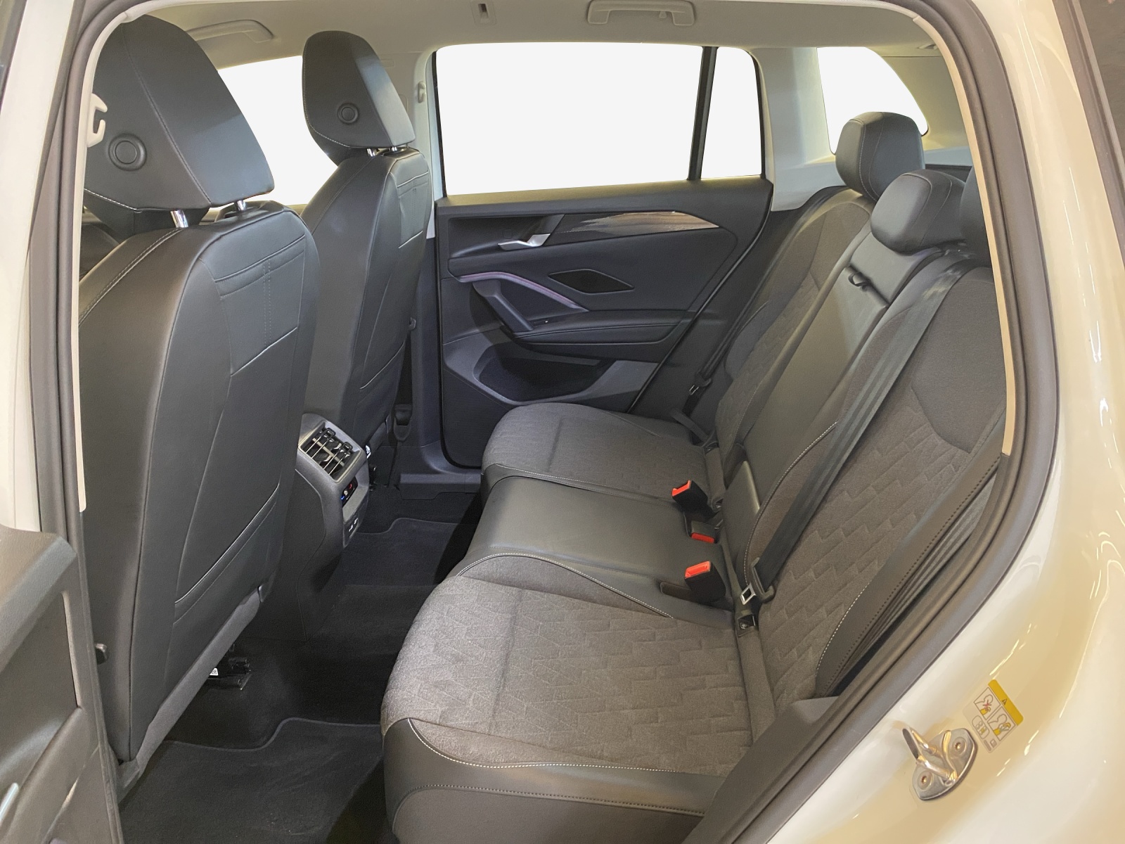 VW Tiguan 2.0 TDI SCR Life DSG-image-11