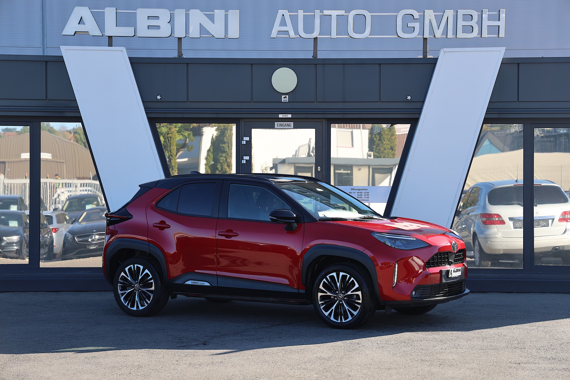 TOYOTA Yaris Cross 1.5 VVT-i HSD Premium AWD-i-showroom-element-1