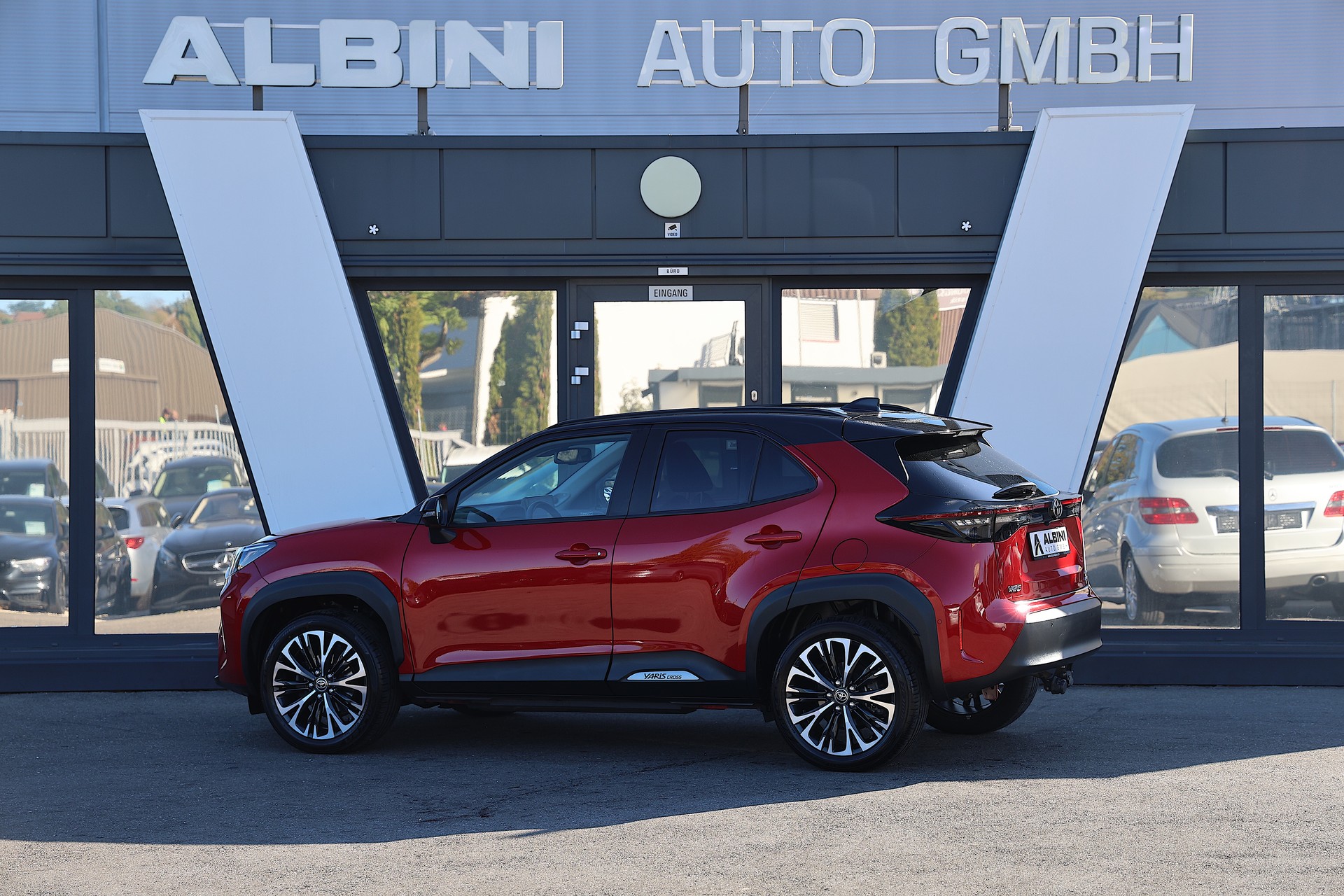 TOYOTA Yaris Cross 1.5 VVT-i HSD Premium AWD-i-showroom-element-3