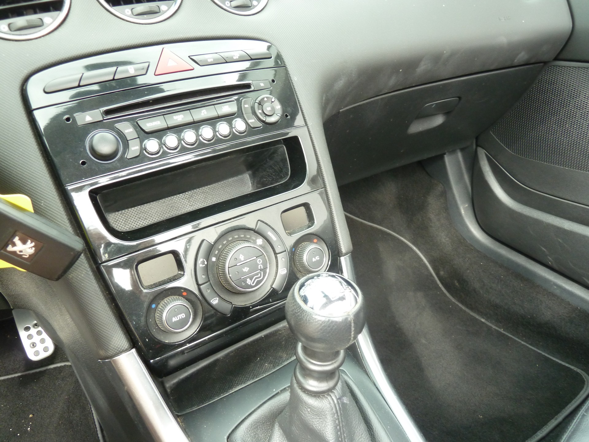 PEUGEOT 308 CC 2.0 HDI Allure-image-9