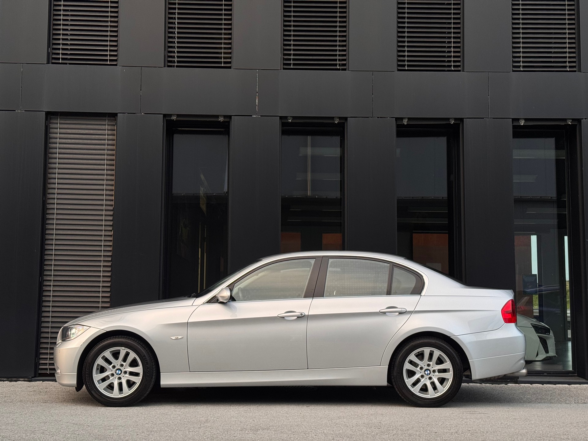 BMW 325xi Steptronic-image-3