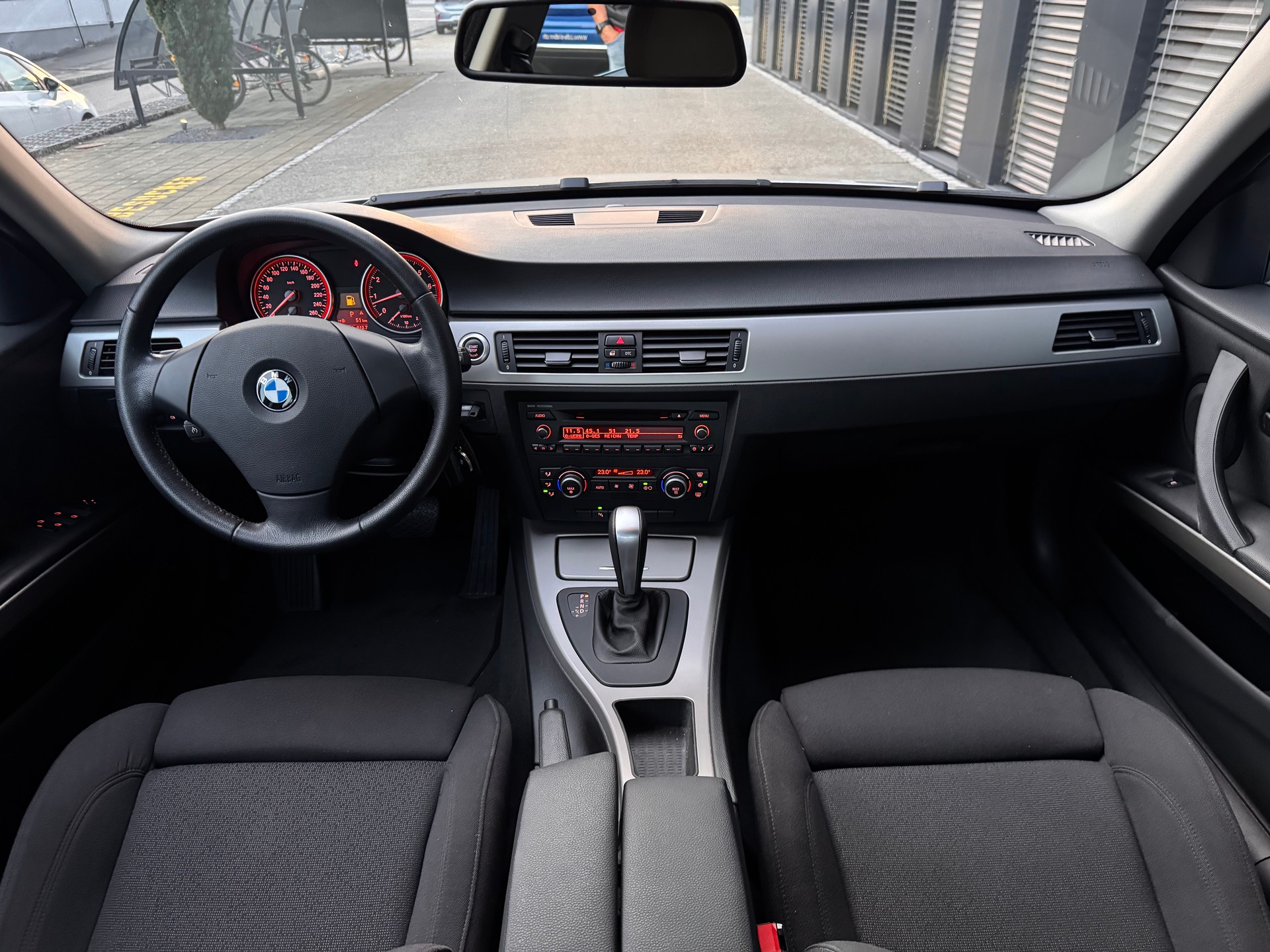 BMW 325xi Steptronic-image-13