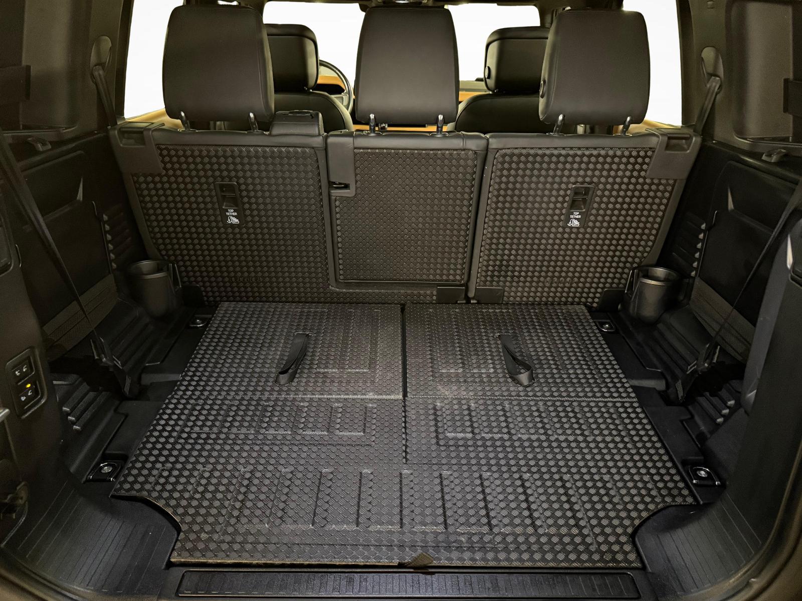 LAND ROVER Defender 110 3.0 D I6 300 X-Dynamic HSE-image-13