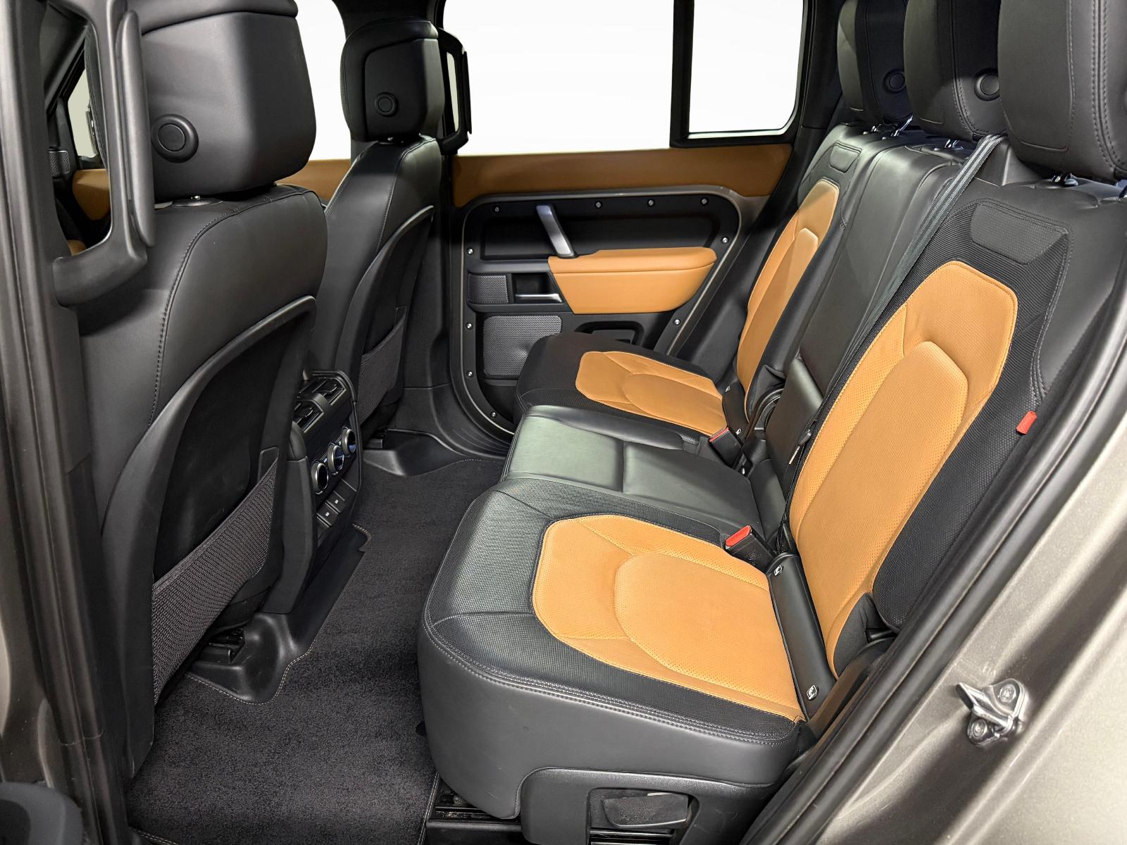 LAND ROVER Defender 110 3.0 D I6 300 X-Dynamic HSE-image-10
