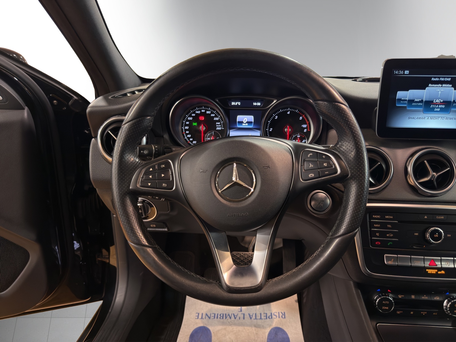 MERCEDES-BENZ GLA 220 d 7G-DCT-image-12