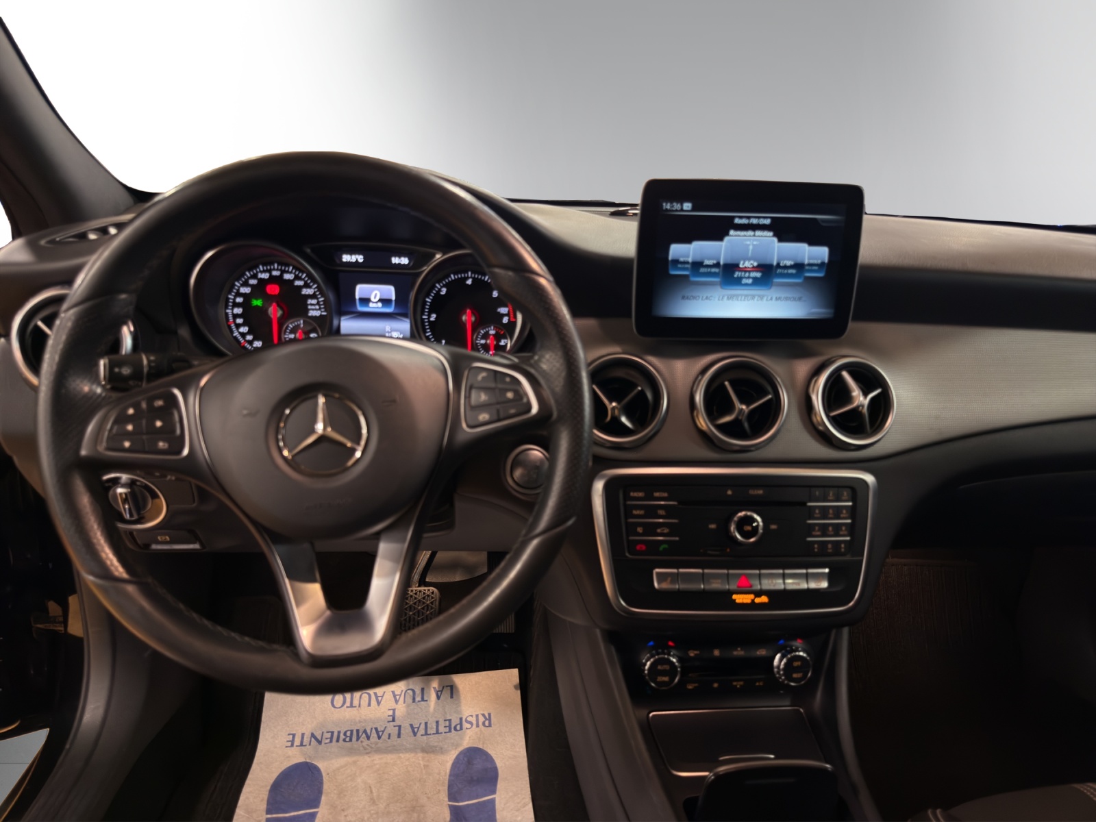 MERCEDES-BENZ GLA 220 d 7G-DCT-showroom-element-2