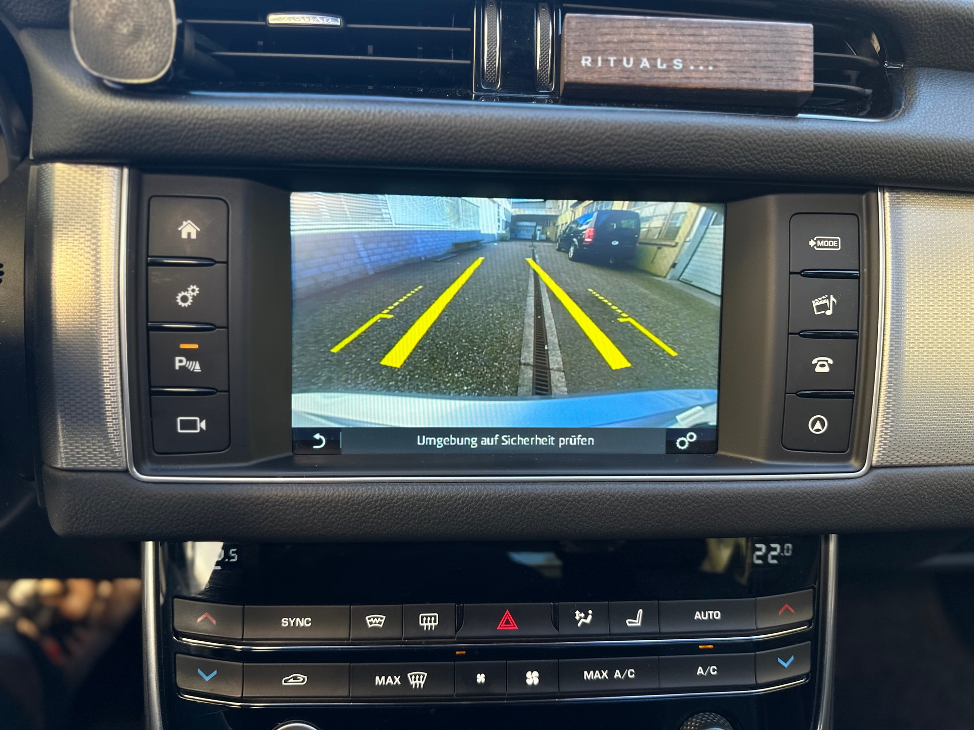 JAGUAR XF 20d Portfolio Automatic-image-10