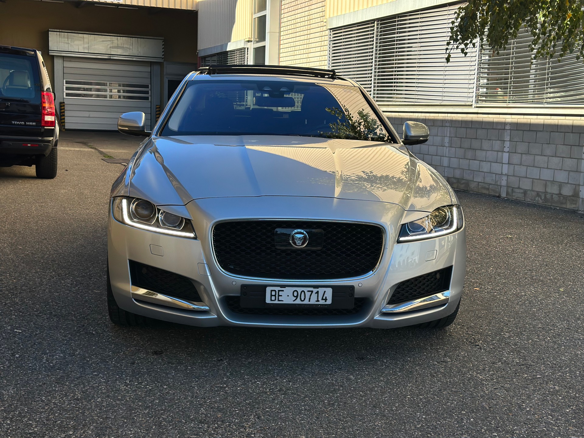 JAGUAR XF 20d Portfolio Automatic-image-1