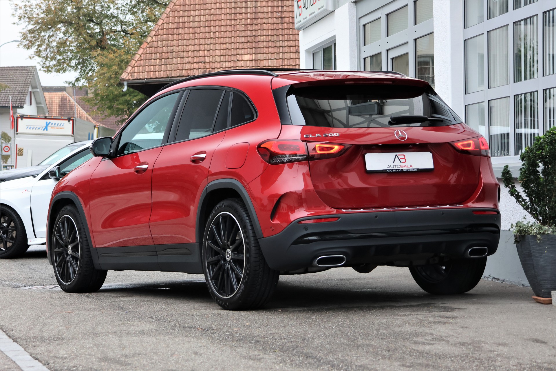 MERCEDES-BENZ GLA 200 AMG Line 7G-DCT (CH) *designo bright*-showroom-element-2