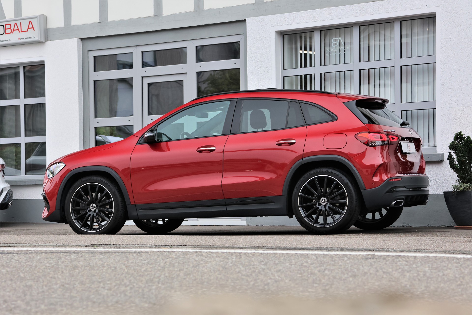 MERCEDES-BENZ GLA 200 AMG Line 7G-DCT (CH) *designo bright*-showroom-element-3