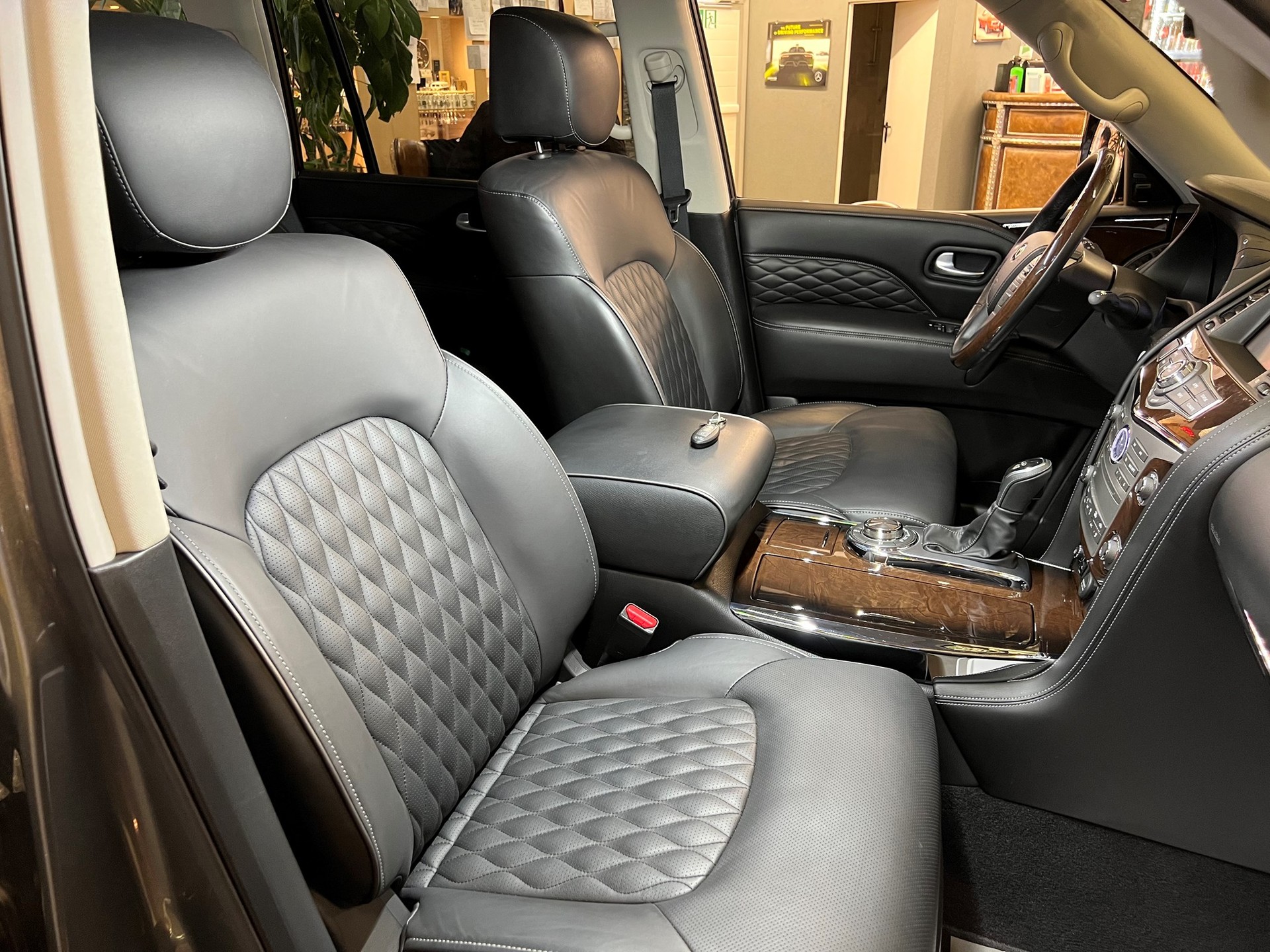 INFINITI CH GEPRÜFT !! QX-80 ALLRAD 7 PLÄTZER SUV. VOLL OPTIONEN. NUR 19`800 KM.LEASING 890.--image-17