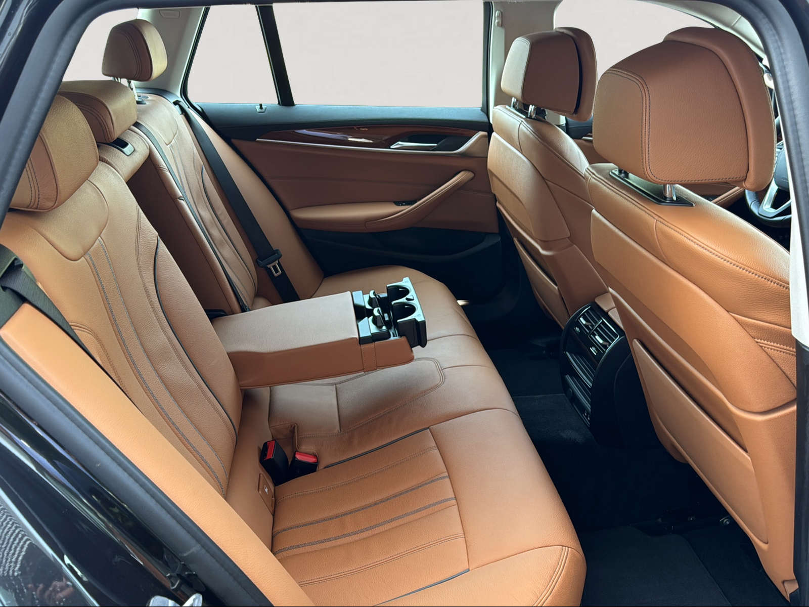 BMW 530e xDrive Touring Luxury Line Steptronic-image-16