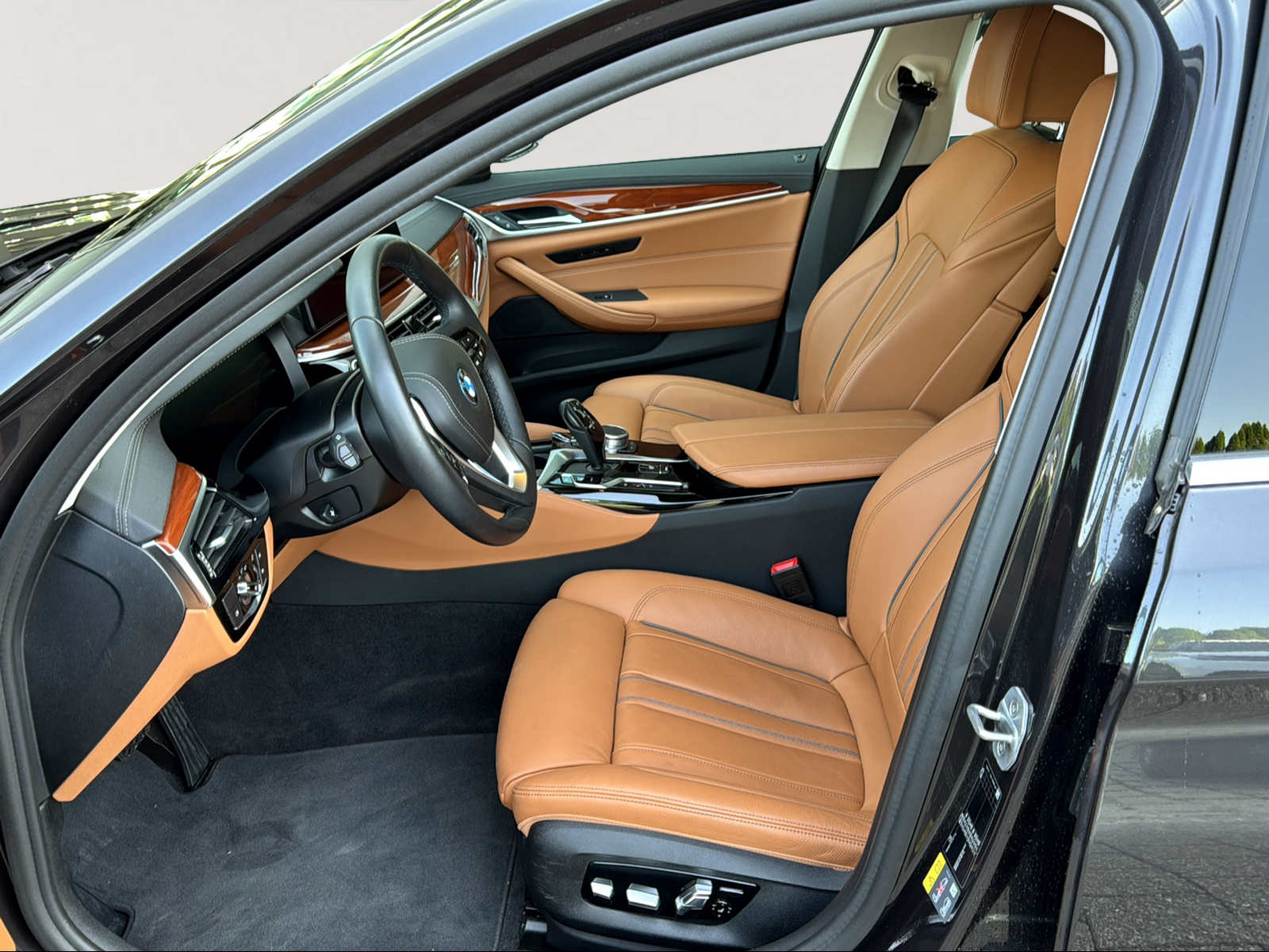BMW 530e xDrive Touring Luxury Line Steptronic-image-4