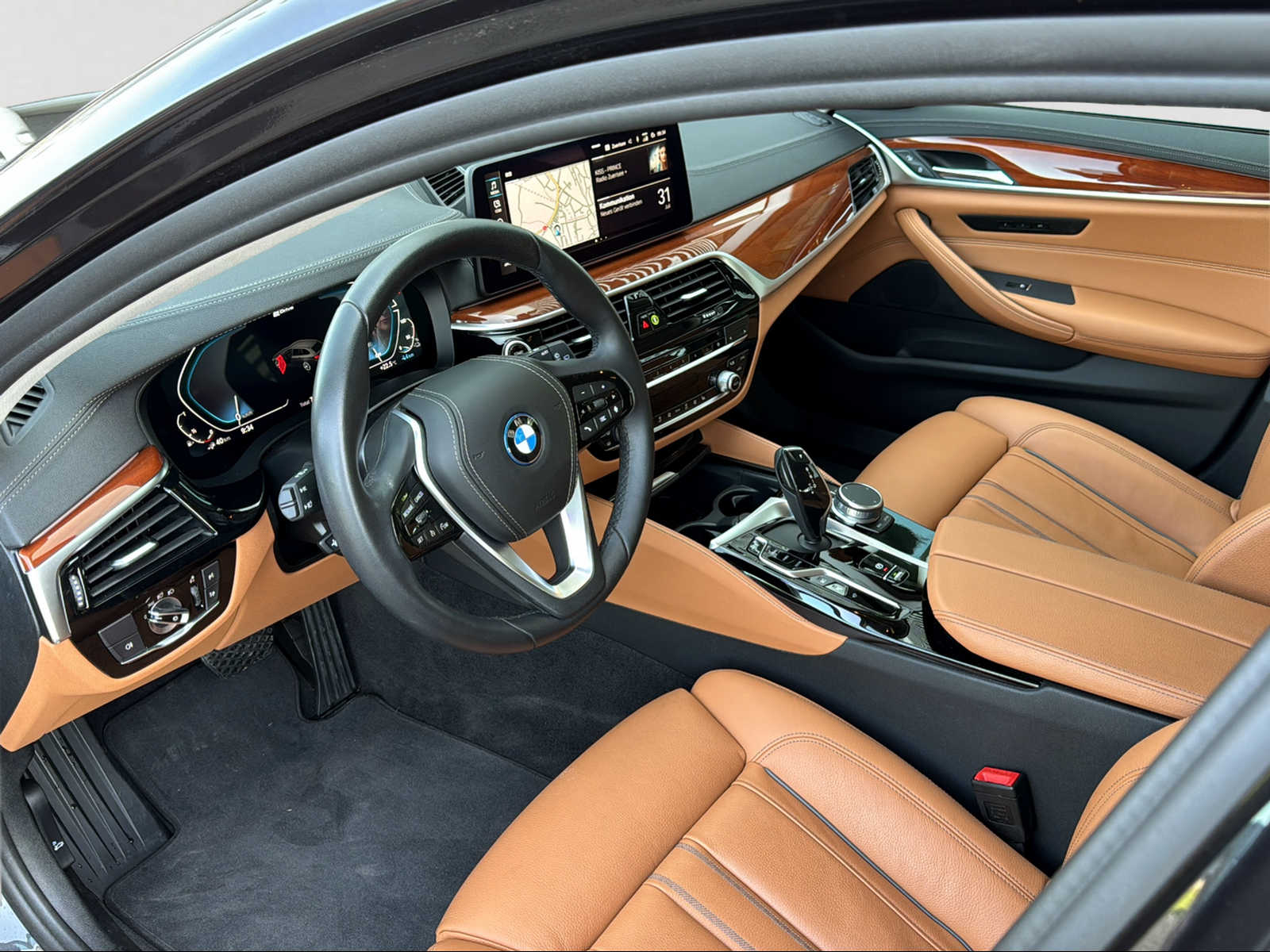 BMW 530e xDrive Touring Luxury Line Steptronic-image-5