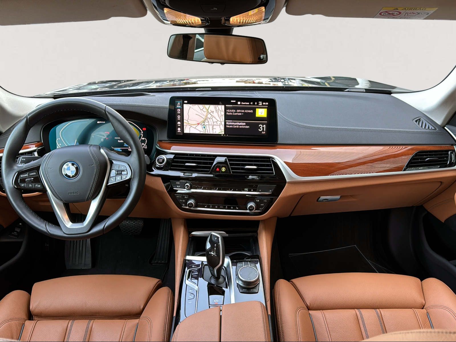 BMW 530e xDrive Touring Luxury Line Steptronic-image-2