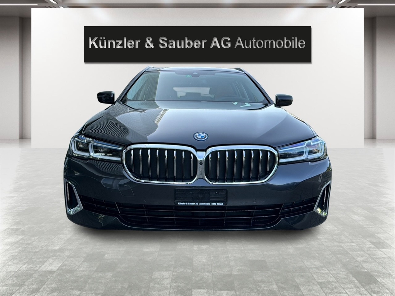 BMW 530e xDrive Touring Luxury Line Steptronic-image-1