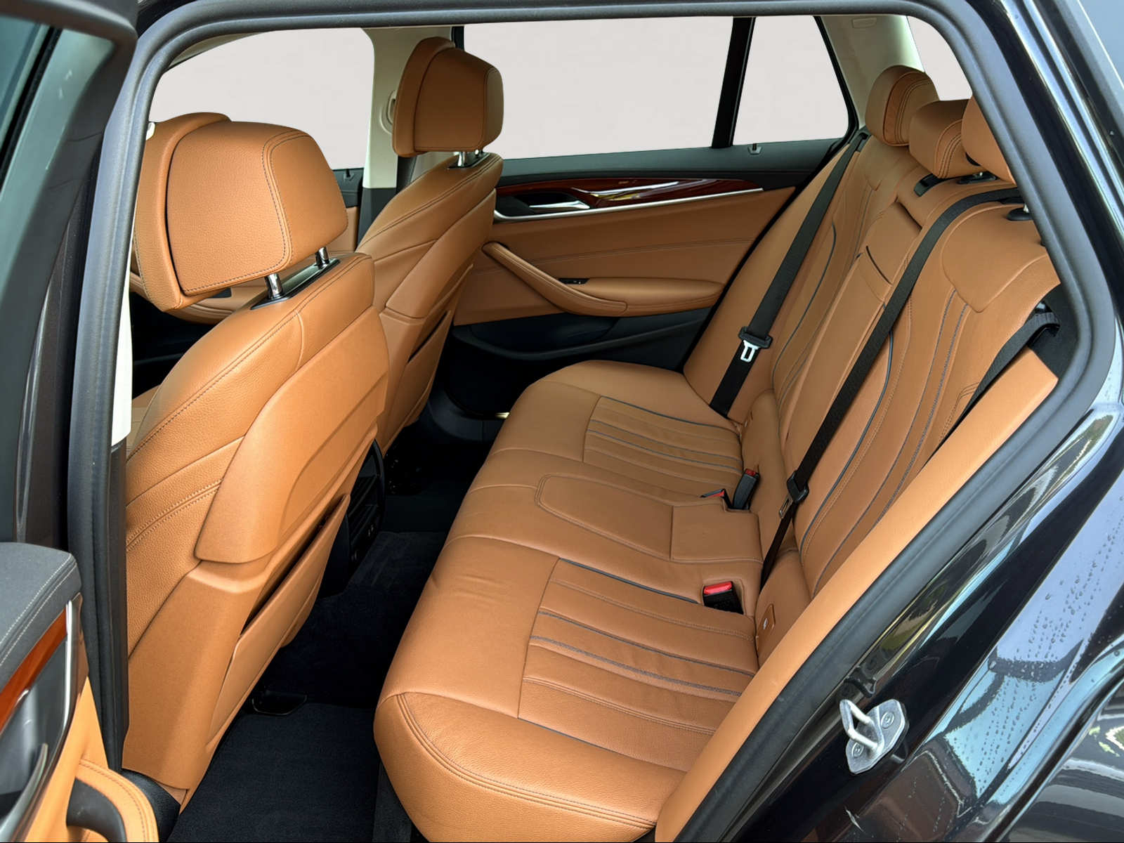 BMW 530e xDrive Touring Luxury Line Steptronic-image-19