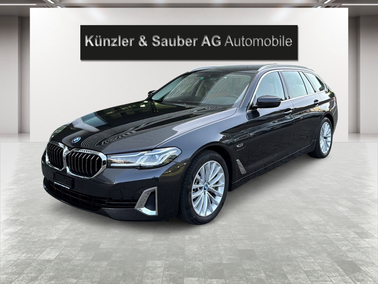 BMW 530e xDrive Touring Luxury Line Steptronic-image-0
