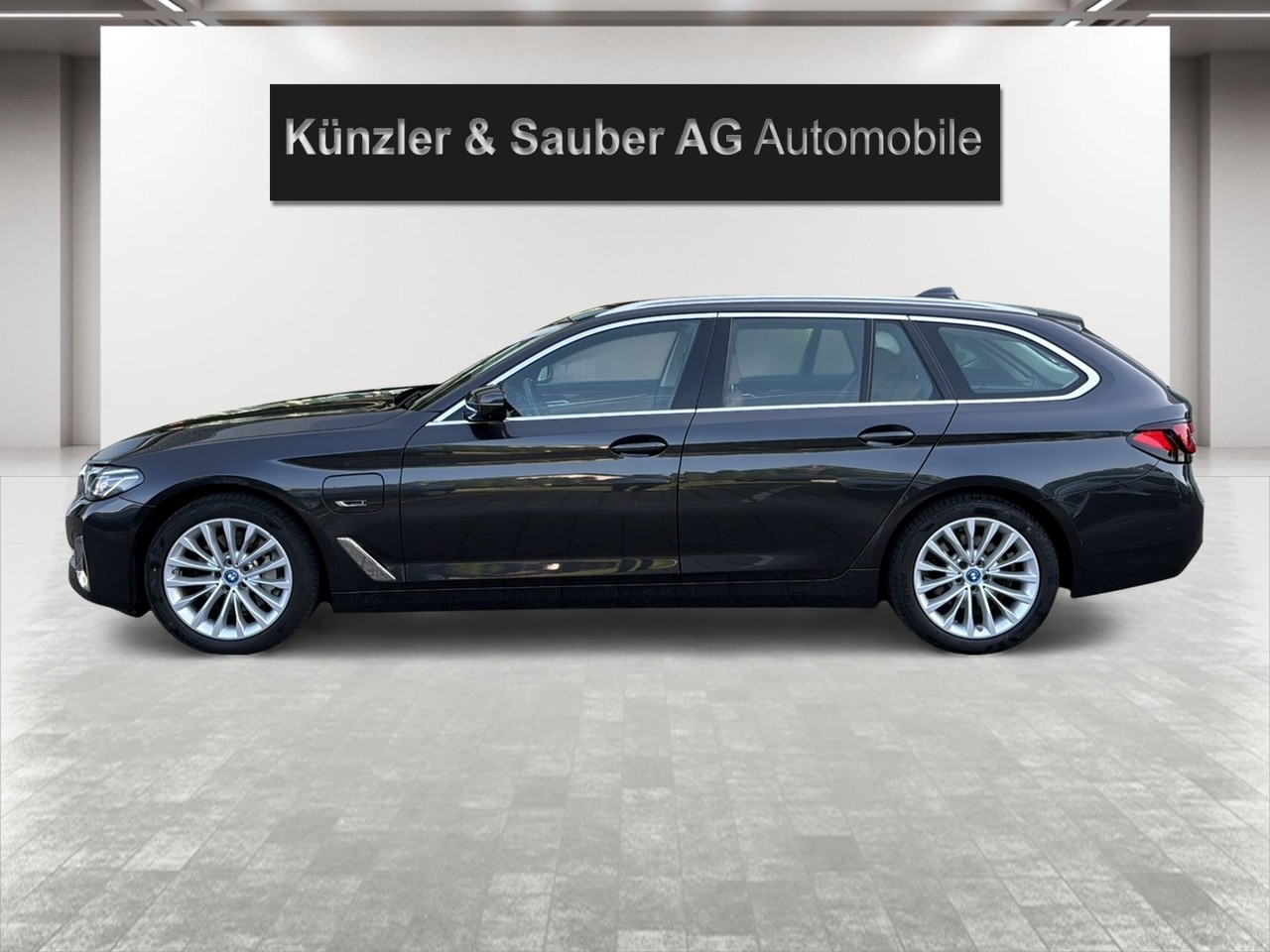 BMW 530e xDrive Touring Luxury Line Steptronic-image-3
