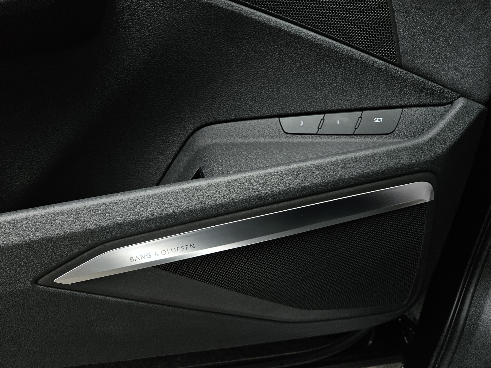 AUDI Q8 55 e-tron S line quattro-image-11