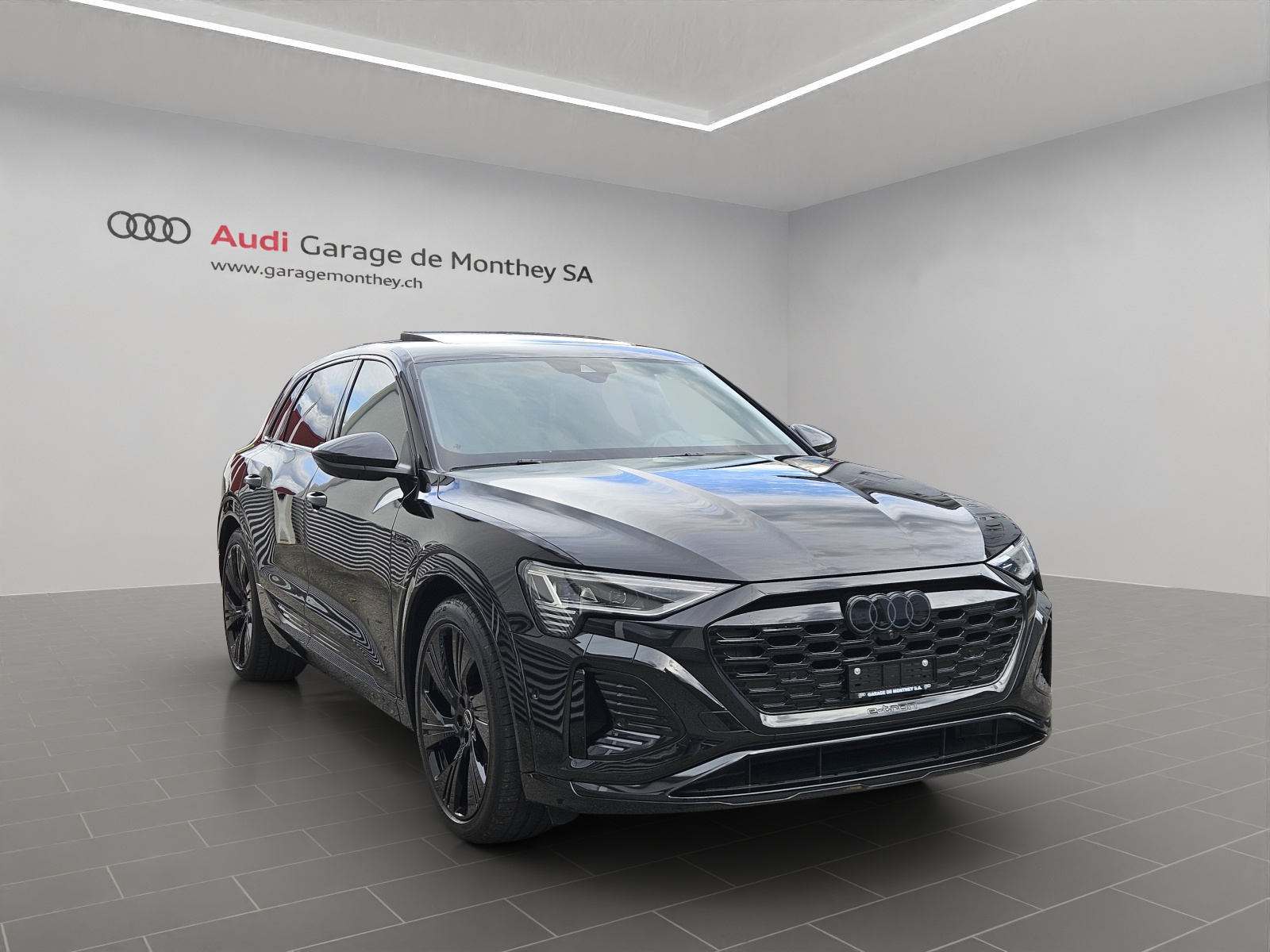 AUDI Q8 55 e-tron S line quattro-image-2