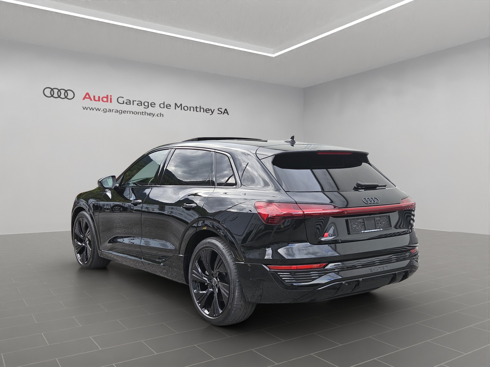 AUDI Q8 55 e-tron S line quattro-image-5