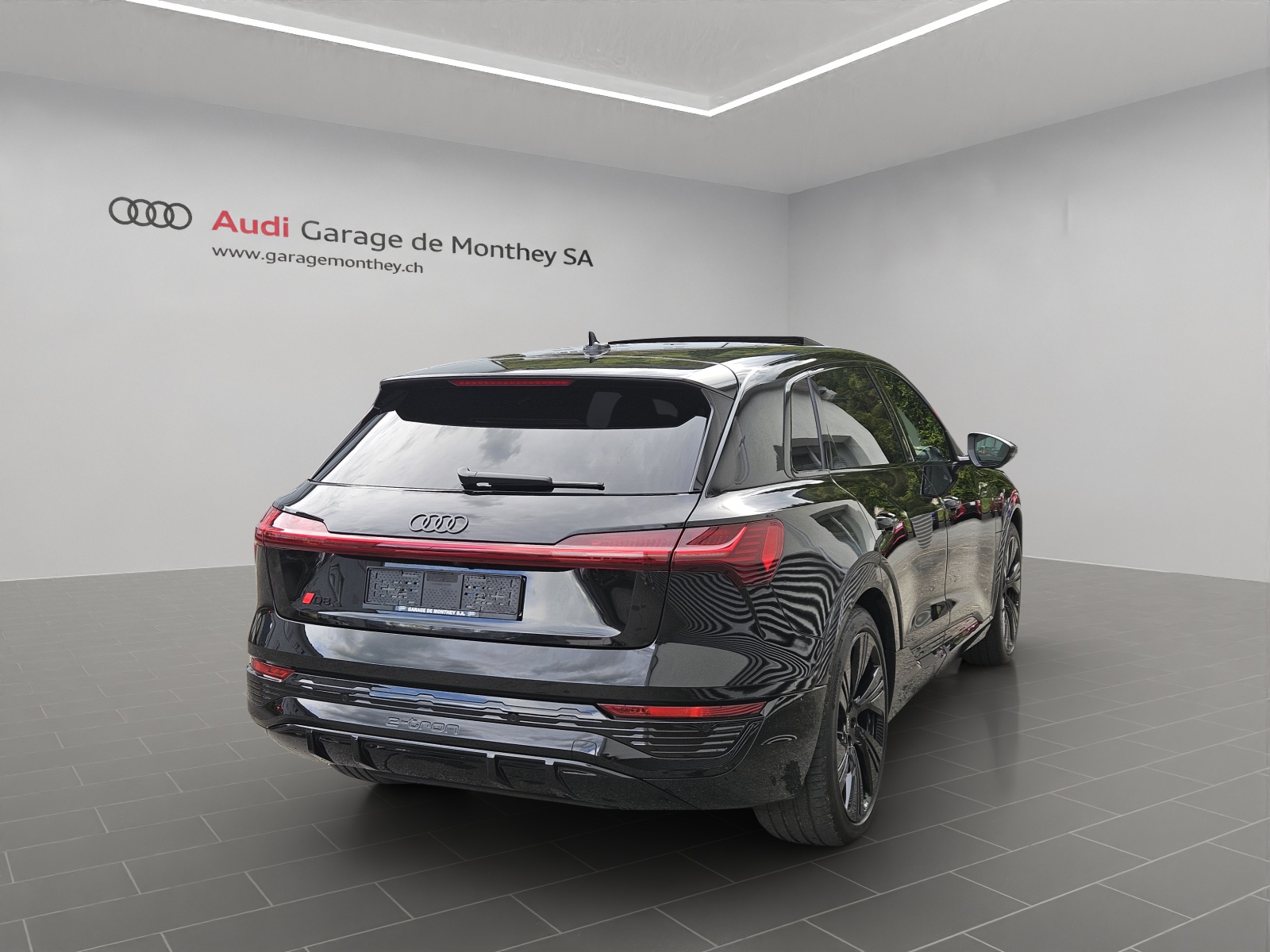 AUDI Q8 55 e-tron S line quattro-image-3