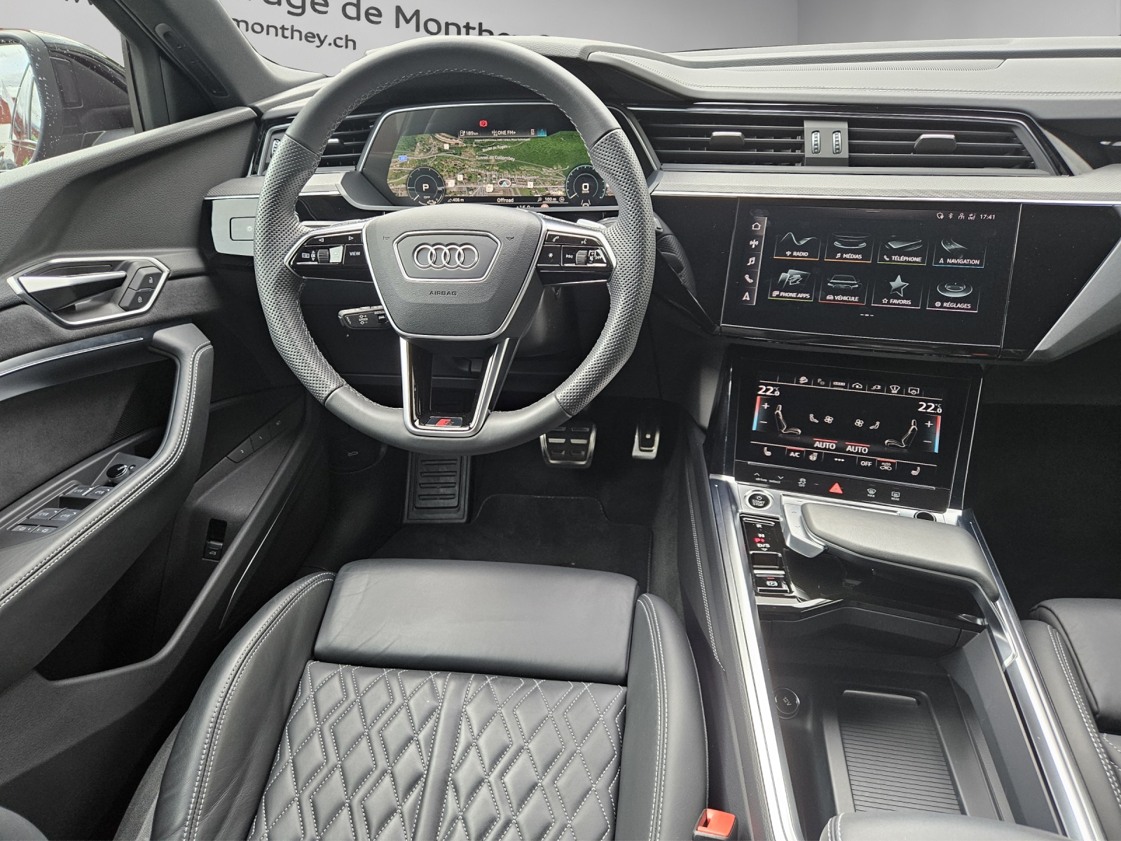 AUDI Q8 55 e-tron S line quattro-image-12
