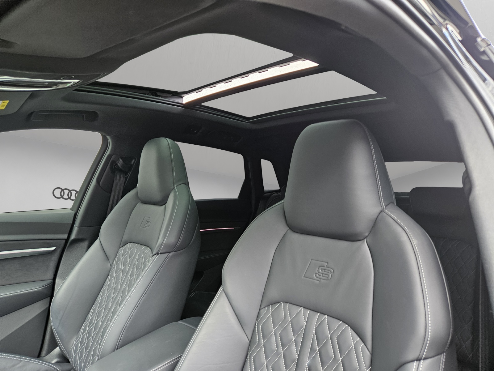 AUDI Q8 55 e-tron S line quattro-image-13