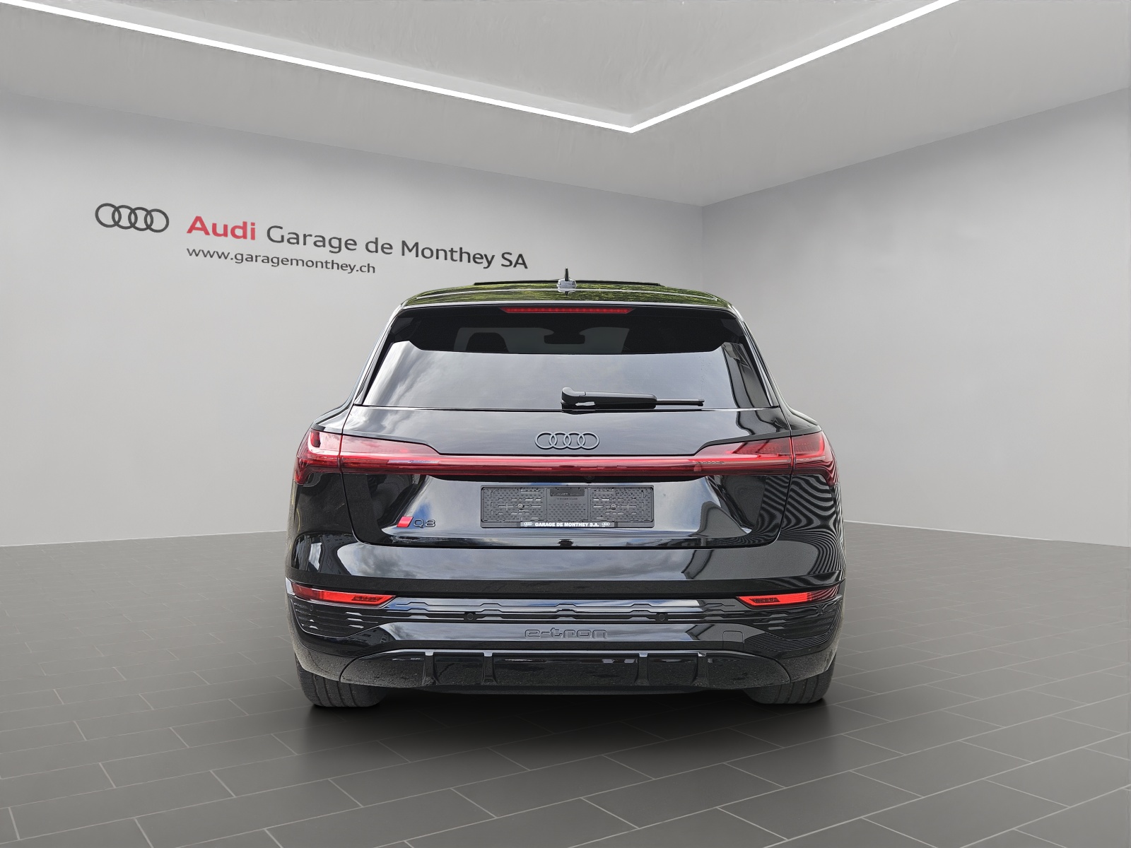 AUDI Q8 55 e-tron S line quattro-image-4