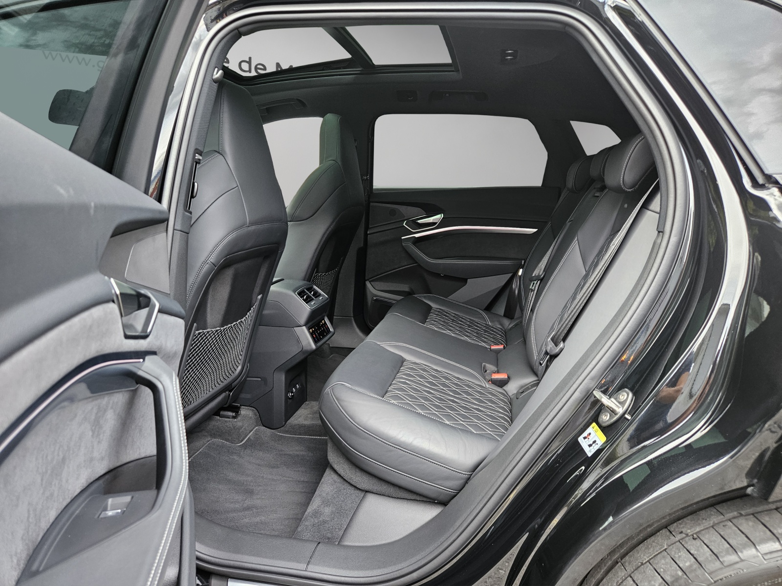 AUDI Q8 55 e-tron S line quattro-image-10