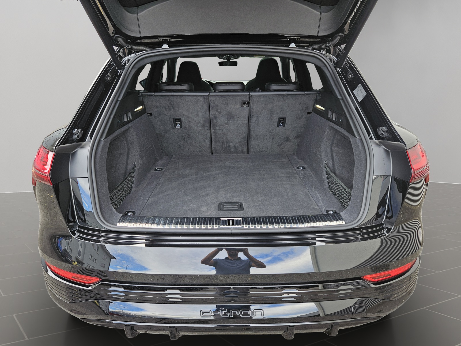 AUDI Q8 55 e-tron S line quattro-image-6