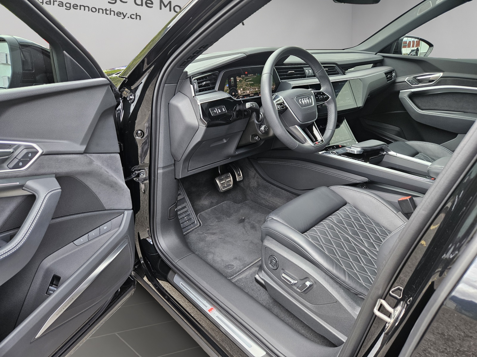 AUDI Q8 55 e-tron S line quattro-image-7
