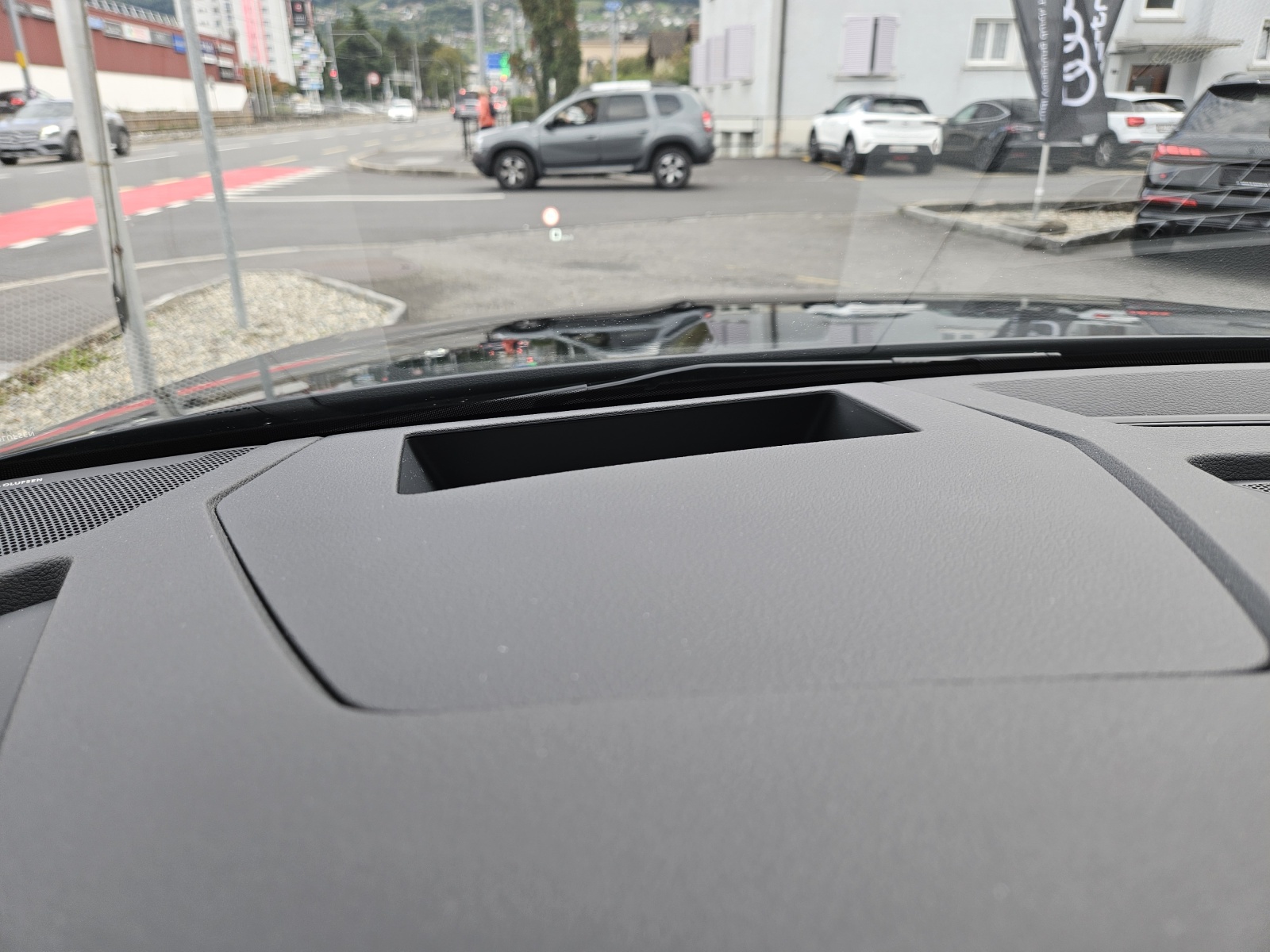 AUDI Q8 55 e-tron S line quattro-image-8