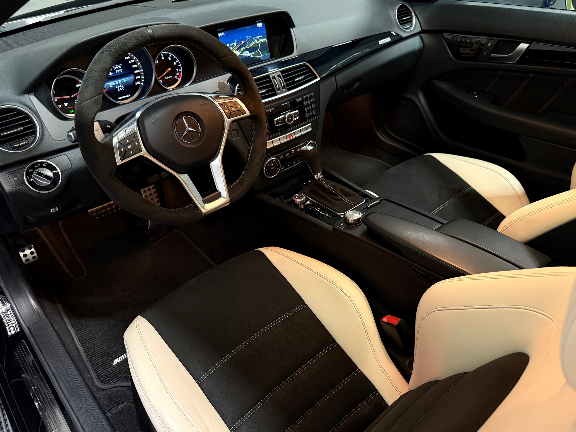 MERCEDES-BENZ C 63 Coupé AMG Edition 507 Speedshift MCT-image-11