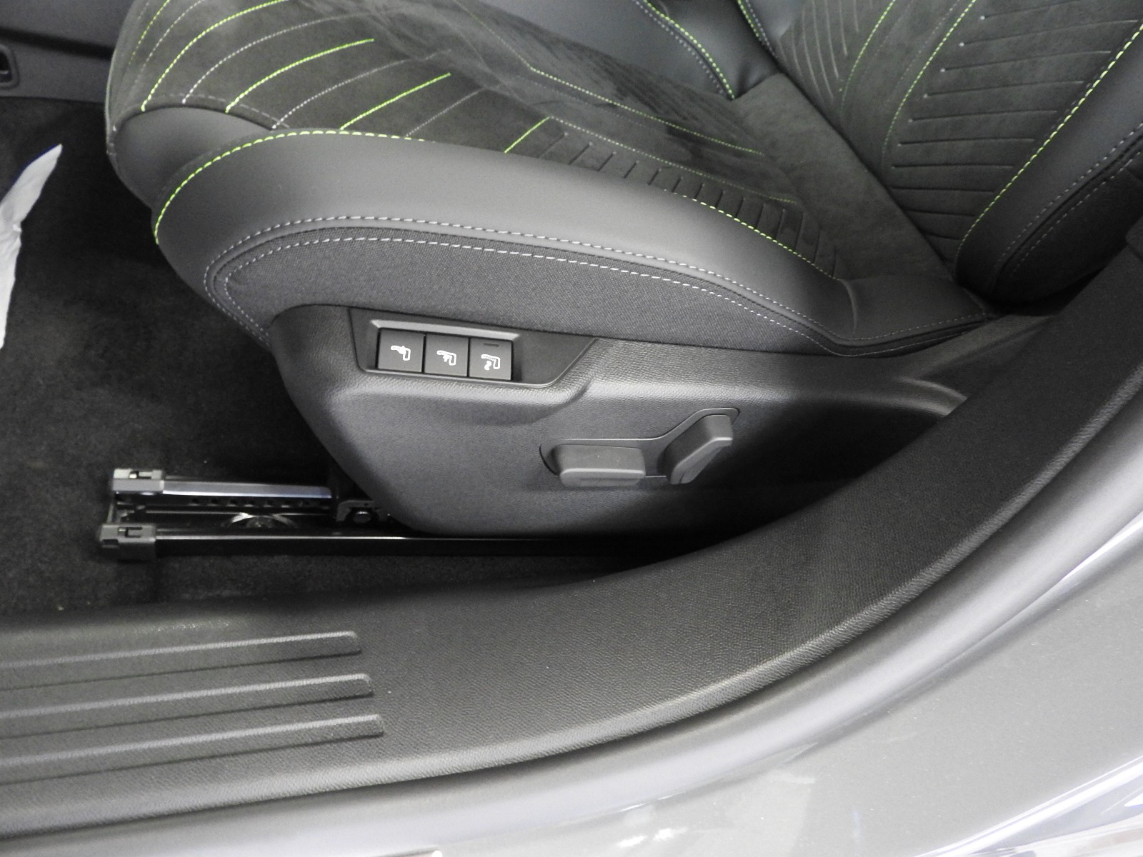 PEUGEOT 2008 156 e 54 kWh GT-image-12