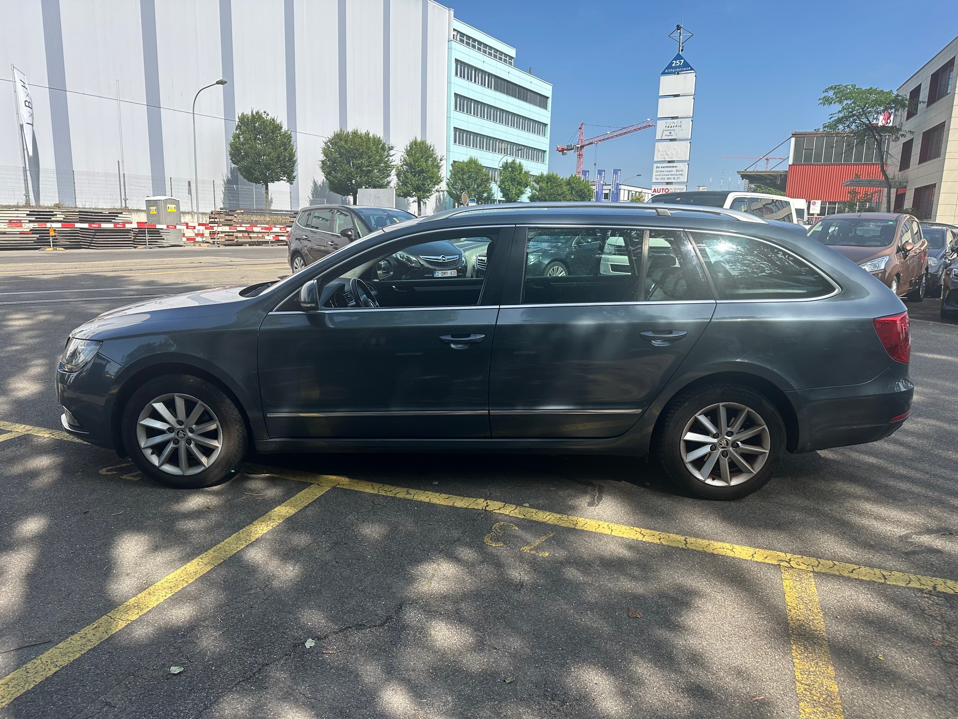 SKODA Superb Combi 1.6 TDi Business DSG-image-4