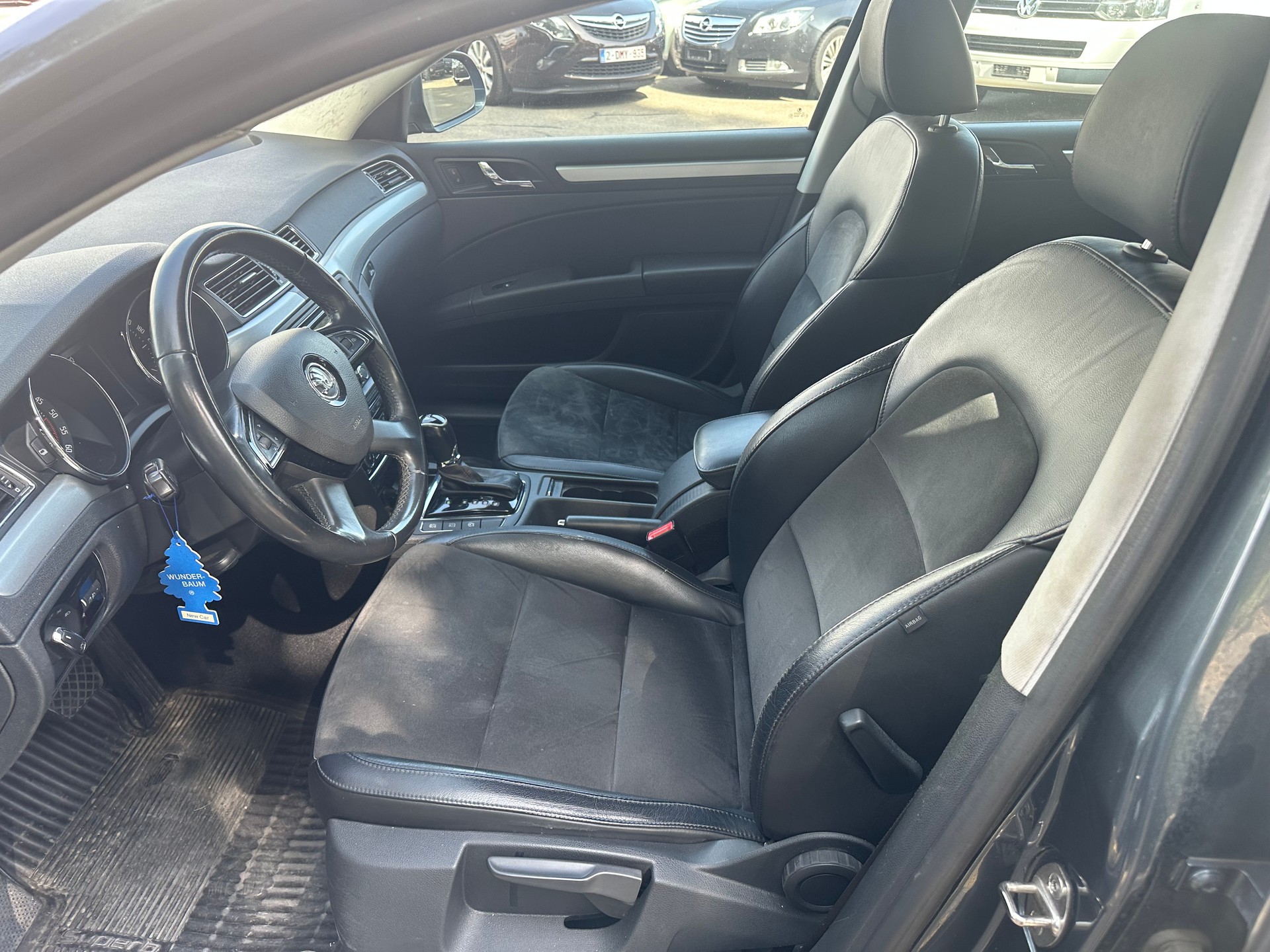 SKODA Superb Combi 1.6 TDi Business DSG-image-9